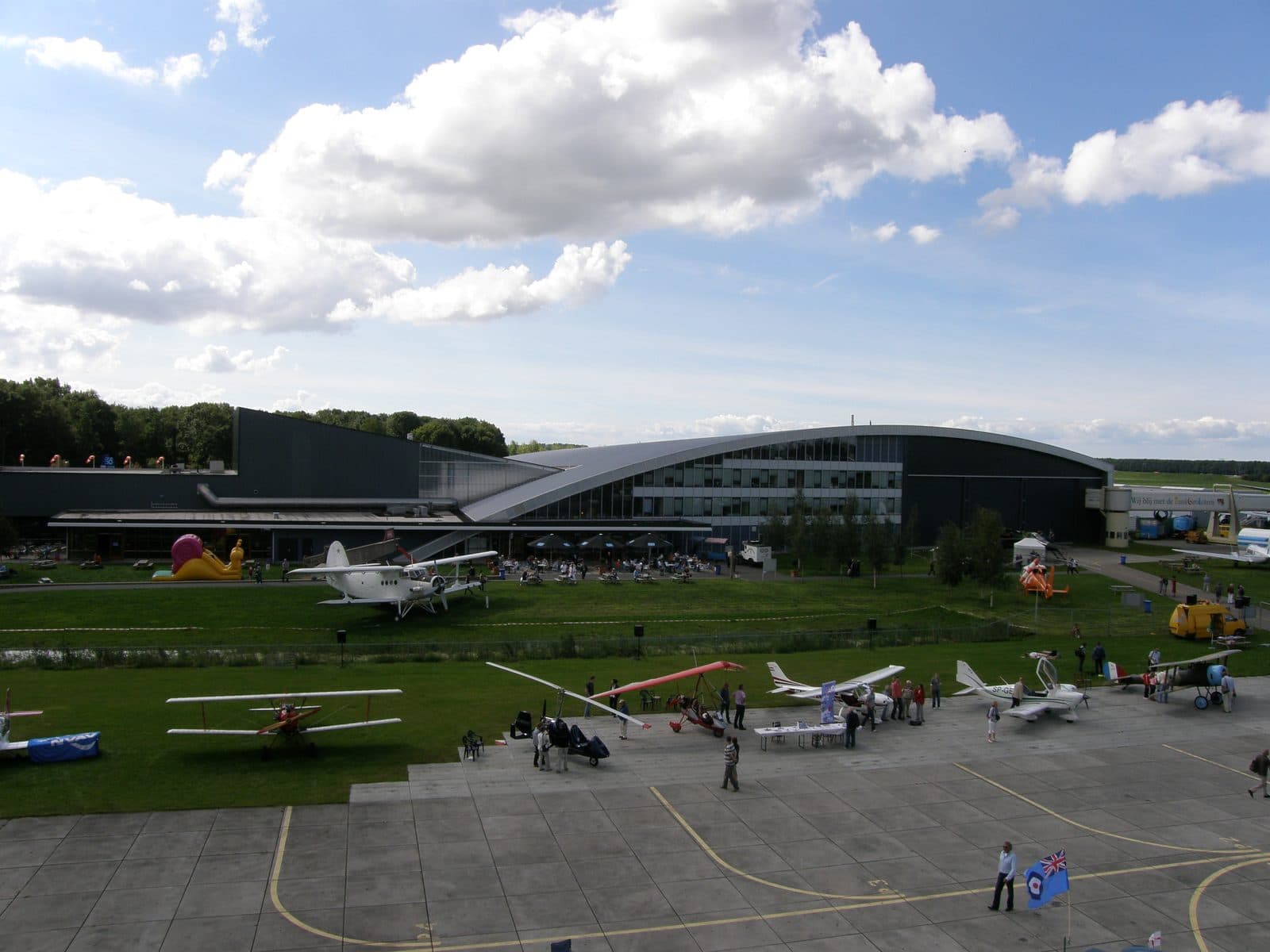 Vliegtuigen op het buitenterrein van het Aviodrome, met de grote hal erachter