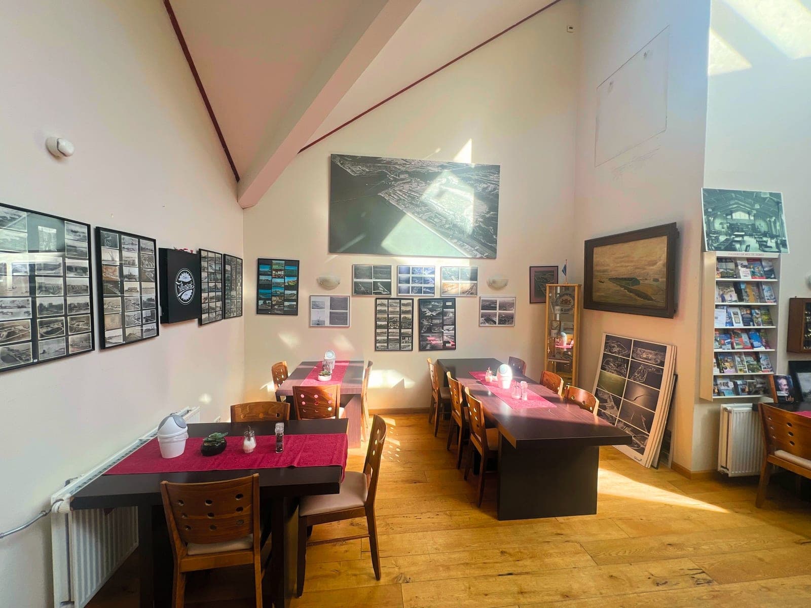 Wand vol ingelijste archieffoto’s van het werkeiland in de ontbijtzaal