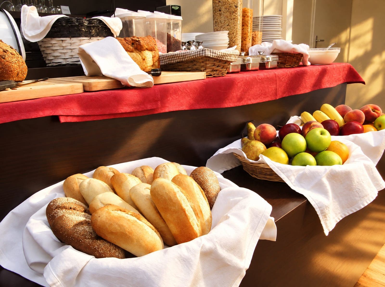 Ontbijtbuffet met verse broodjes, fruit en granen