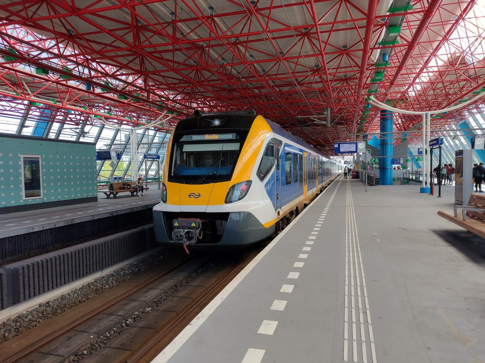 Een sprinter langs het perron van Station Lelystad Centrum, onder de rode overkapping