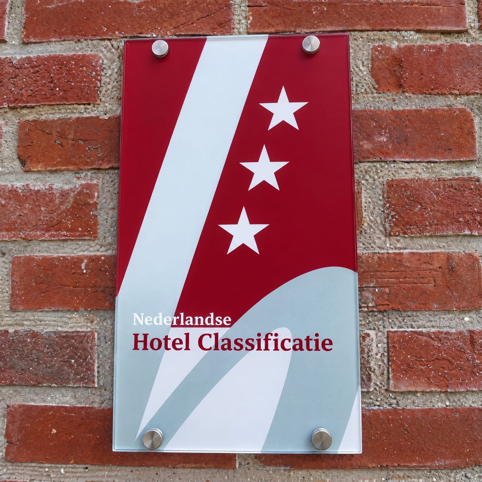 Het bord van de Nederlandse Hotel Classificatie met drie sterren